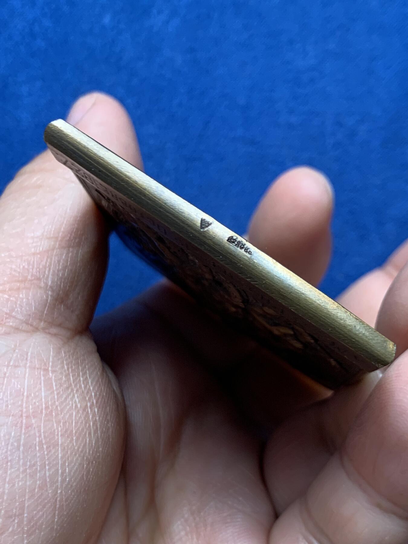 《竞宝斋》第466场 周日，周一 2场连拍 （全场包邮）欢迎送拍 法国凯旋门马赛曲双面浮雕大铜章 好品 重约111.4克 52*70.9mm 三角铜标