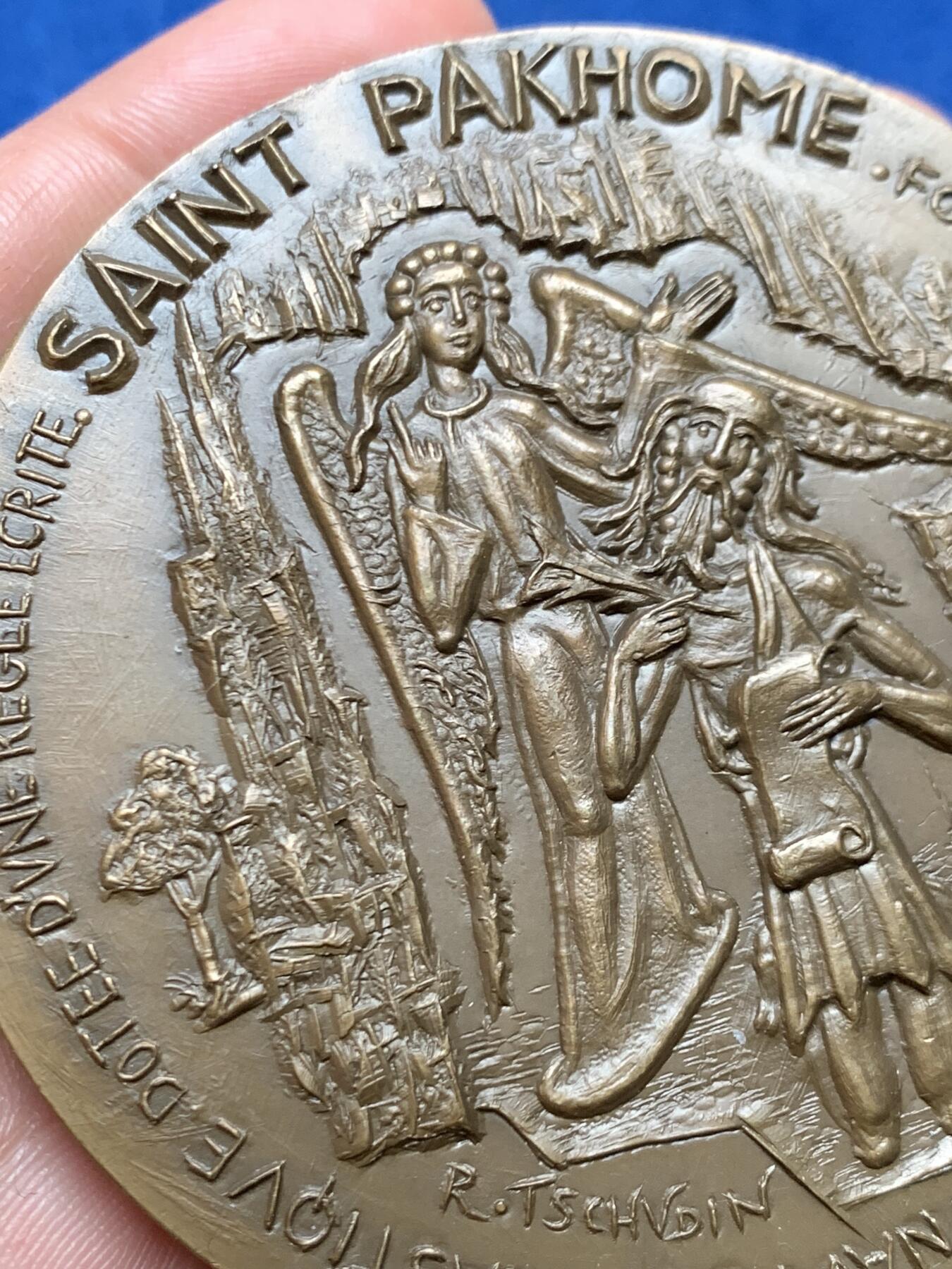 《竞宝斋》第466场 周日，周一 2场连拍 （全场包邮）欢迎送拍 法国宗教题材圣帕科姆青铜艺术奖章，瑞士籍雕刻师Robert Tschudin（罗伯特·楚丁）创作，章牌直径71.5毫米，179.2克大章，首拍品种。圣帕科姆--公元4世纪的基督教隐修士，也是基督教历史上首个集体隐修制度的创立者。