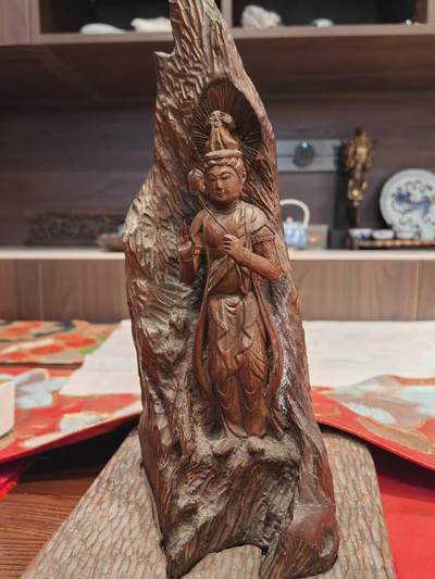 欧洲银章、铜章，大优惠起拍价都是银价计算 木雕摆件，手臂出有断裂，502胶水粘着，谨慎出价谢谢了