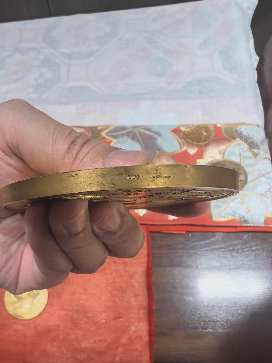 欧洲铜章和回流杂项第一场 铜章深度解析：巴黎造币厂叠币章（海陆空交通主题） 这枚铜章是法国新艺术运动时期的经典作品，由巴黎造币厂（Monnaie de Paris）发行，以其独特的“叠币”设计和对人类交通发展的描绘而闻名