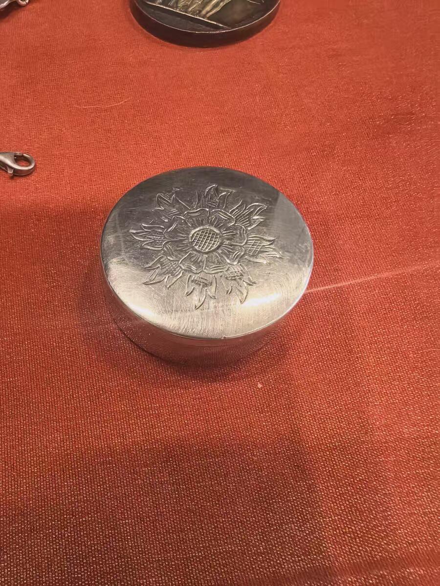 欧洲铜章和回流杂项第一场 欧洲银盒 花卉浮雕，纯银制，重12.8克，几乎全新，保存很好