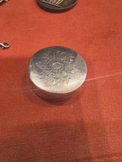 欧洲铜章和回流杂项第一场 - 欧洲银盒 花卉浮雕，纯银制，重12.8克，几乎全新，保存很好