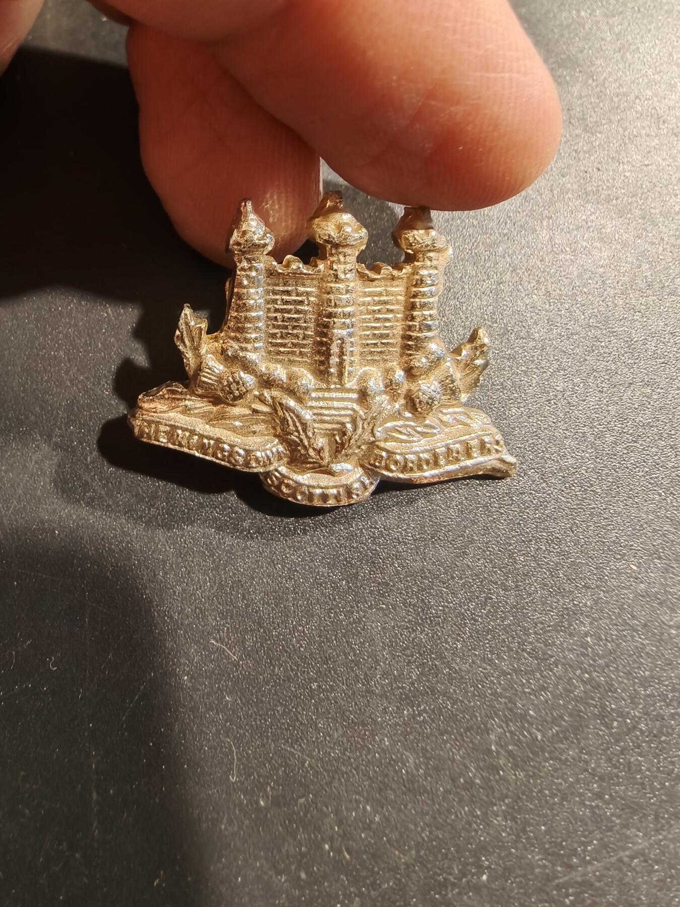 老王徽章第185期 英国苏格兰国王边境步兵团领章    女王时期