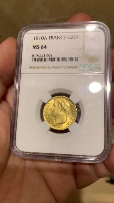 《竞宝斋》第466场 周日，周一 2场连拍 （全场包邮）欢迎送拍 NGC MS64 法国1810年拿破仑一世20法郎金币，900金，6.45克，精品收藏级，拿皇金币作为流通金币好品难得，1810为较少的发行年份，达到这个状态的更是佼佼者，一直是国内外的热门品种且持续上涨。正反面图案清晰，压力足，实物金光灿灿，满转光，一级品相，收藏观赏性很好。
