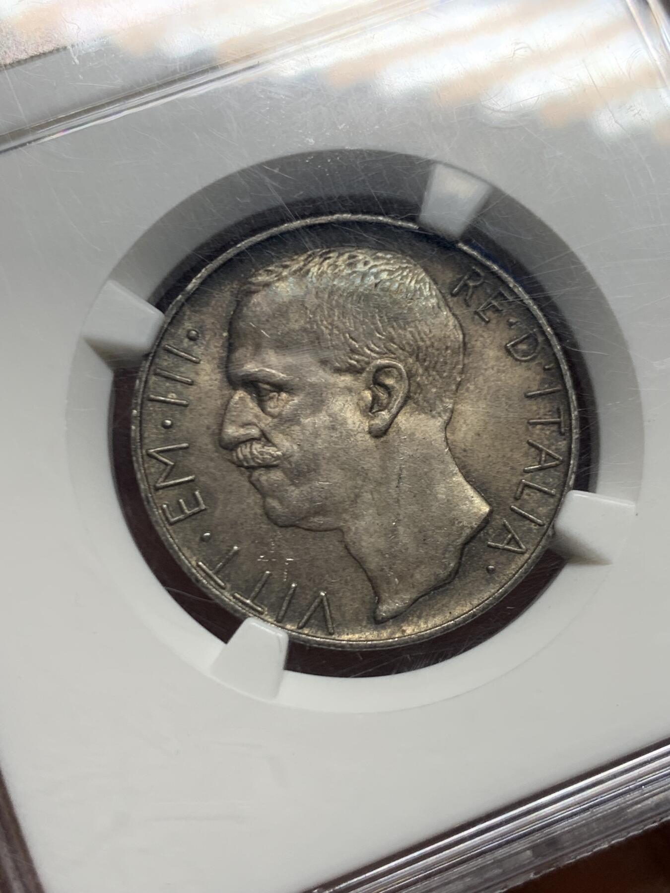 《竞宝斋》第466场 周日，周一 2场连拍 （全场包邮）欢迎送拍 NGC MS63 意大利1927年马车10里拉银币，双面深五彩，老N盒加持。女神驾车，意系古典风格。流通充分的品种，高分实际不多，60分克劳斯目录价230美金