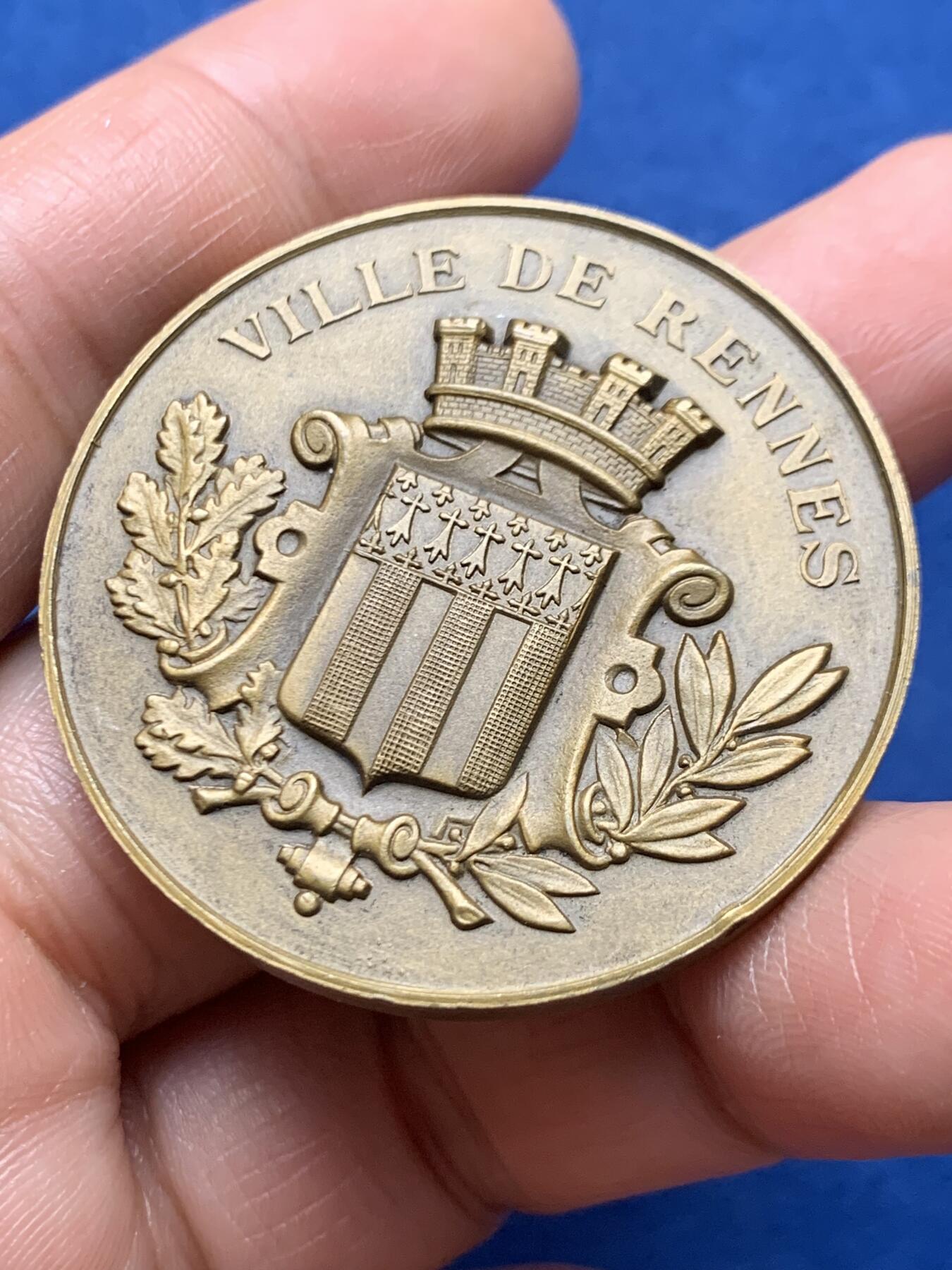 《竞宝斋》第466场 周日，周一 2场连拍 （全场包邮）欢迎送拍 法国雷恩市音乐节铜章 34.7克 42.3mm 三角边铭