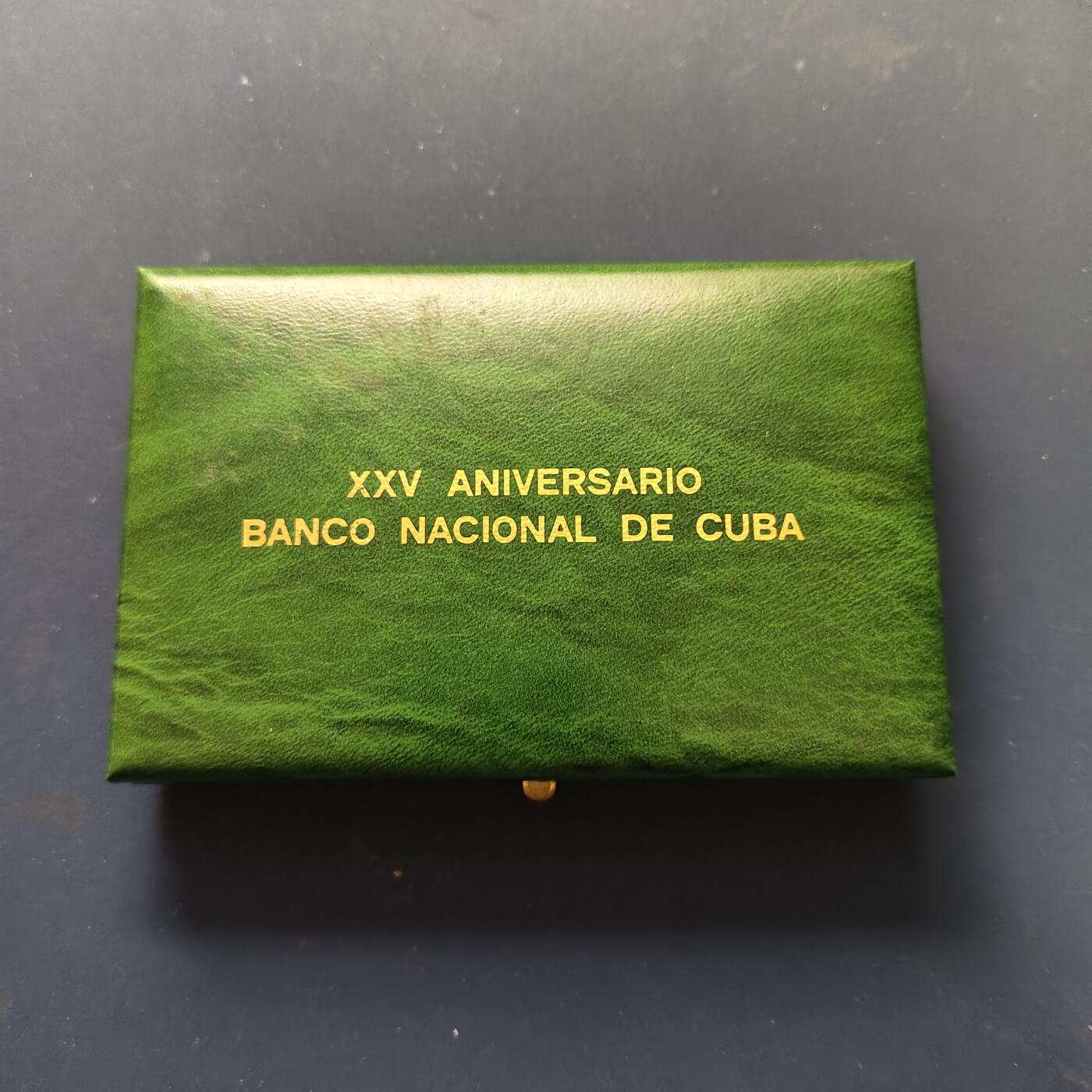 【全场包邮】纯粹捡漏拍509场 古巴1975年5/10比索官方盒装央行25周年纪念精制2枚全银版套币【38毫米26.66克90%+30毫米13.33克90%】-原盒