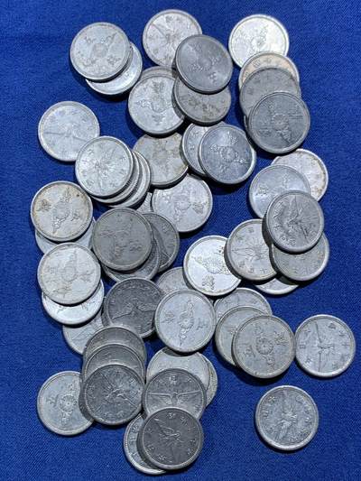 《竞宝斋》第466场 周日，周一 2场连拍 （全场包邮）欢迎送拍 - 54枚一组 日本战时1940-1943年飞鸟（金鵄）五钱铝制硬币，彼时日本深陷战争泥潭，原本的铜质五钱被迫停产改为铝币，该币正面是日本皇室的十六瓣八重表菊纹，外环镌刻国号与昭和年号；背面主体为象征日本的金鵄（飞鸟）图案，搭配“五钱”面值，1943年因铝资源彻底枯竭停铸。