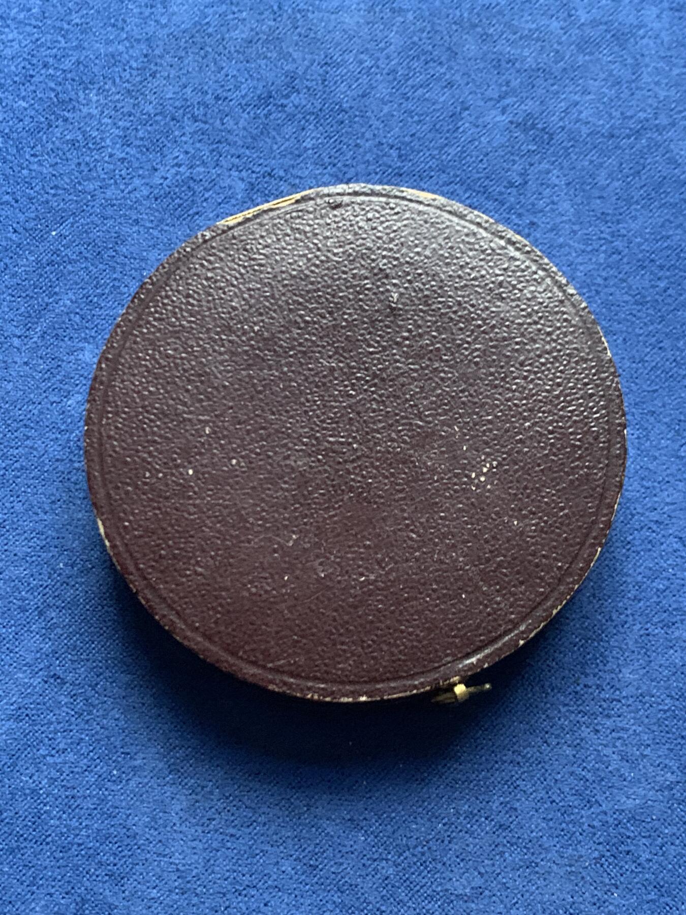 《竞宝斋》第466场 周日，周一 2场连拍 （全场包邮）欢迎送拍 1874年法国洗礼大铜章，蜜蜂铜标边铭，品相极佳，带原盒，直径：51mm，重：57.92g