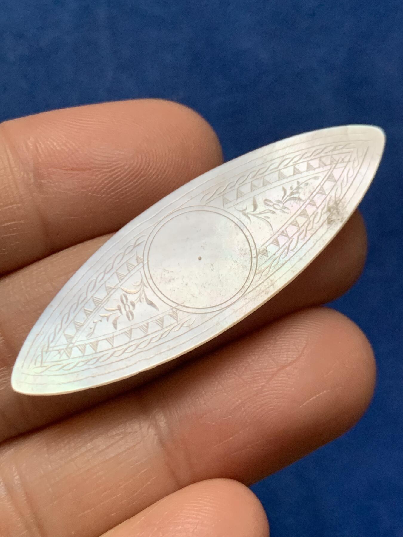 《竞宝斋》第466场 周日，周一 2场连拍 （全场包邮）欢迎送拍 四枚一组 英国一线回流清螺钿贝母筹码，菱形或椭圆形，手工精雕，图款皆不同，莹光宝气。