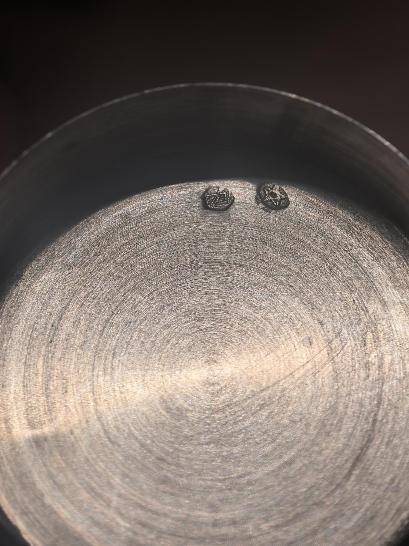 欧洲铜章和回流杂项第一场 欧洲银盒 花卉浮雕，纯银制，重12.8克，几乎全新，保存很好