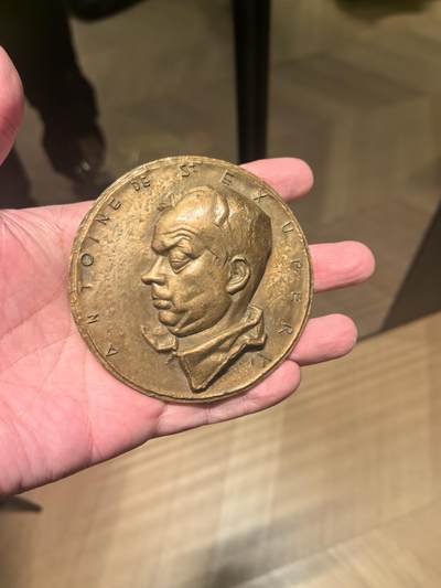 欧洲铜章和回流杂项第一场 - 铜章深度解析：安托万·德·圣-埃克苏佩里纪念铜章 这枚铜章是为了纪念法国著名作家、飞行员 安托万·德·圣-埃克苏佩里（Antoine de Saint-Exupéry） 而创作的，他是《小王子》的作者，也是一位传奇的二战飞行员