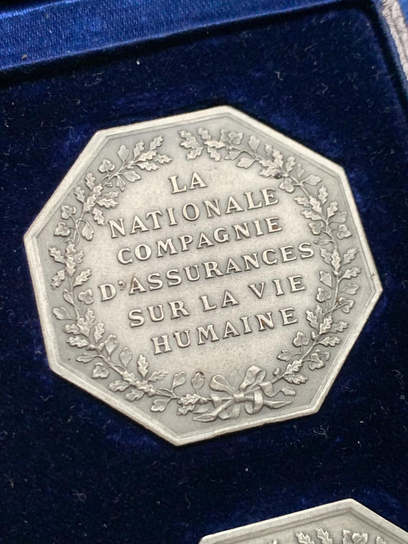《竞宝斋》第466场 周日，周一 2场连拍 （全场包邮）欢迎送拍 法国人寿保险公司银质八角代币 4枚装 皮盒套装 出厂品相 皇家保险银质奖章 正面中央铭文