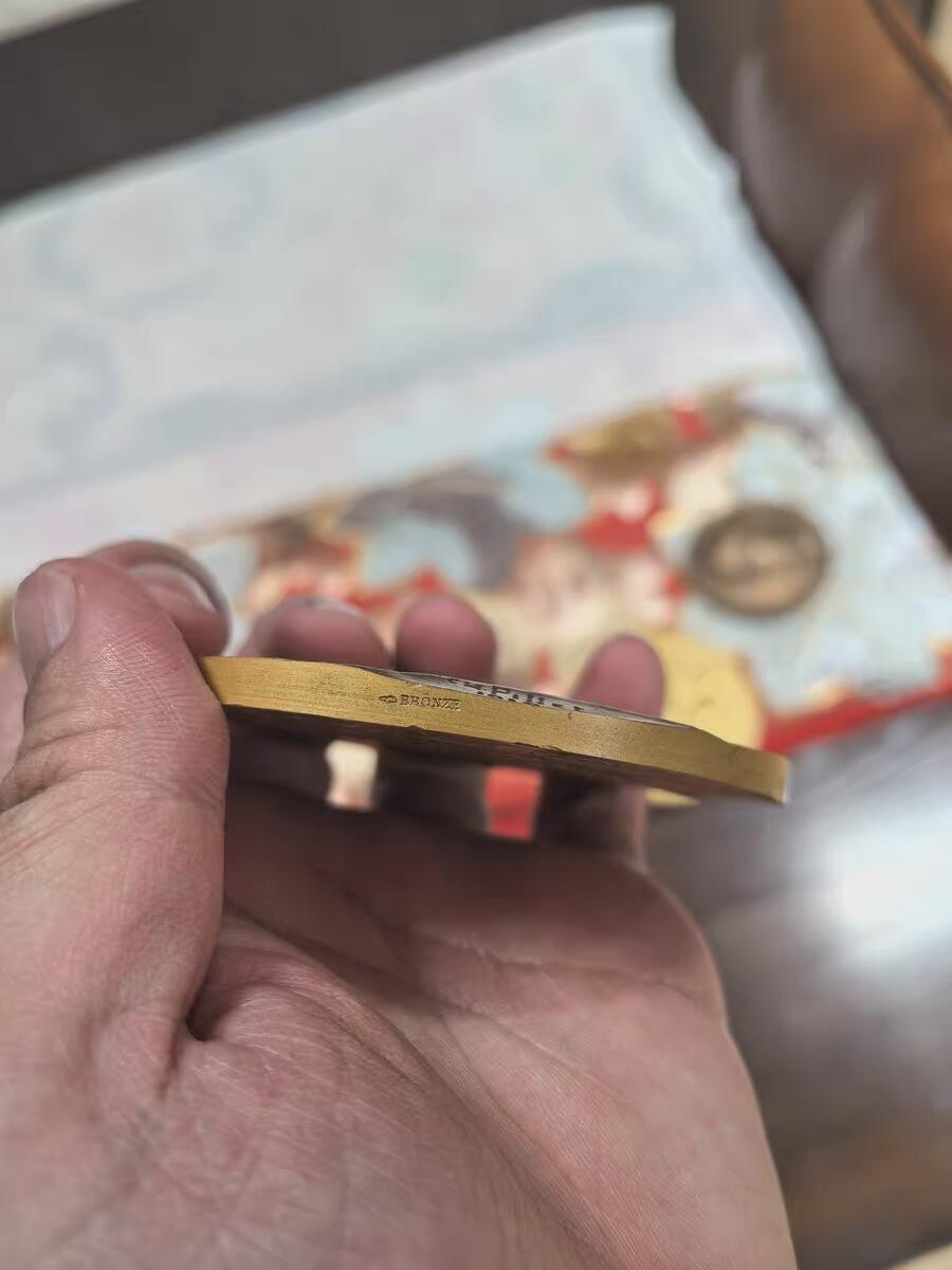欧洲铜章和回流杂项第一场 铜章深度解析：巴黎造币厂叠币章（海陆空交通主题） 这枚铜章是法国新艺术运动时期的经典作品，由巴黎造币厂（Monnaie de Paris）发行，以其独特的“叠币”设计和对人类交通发展的描绘而闻名