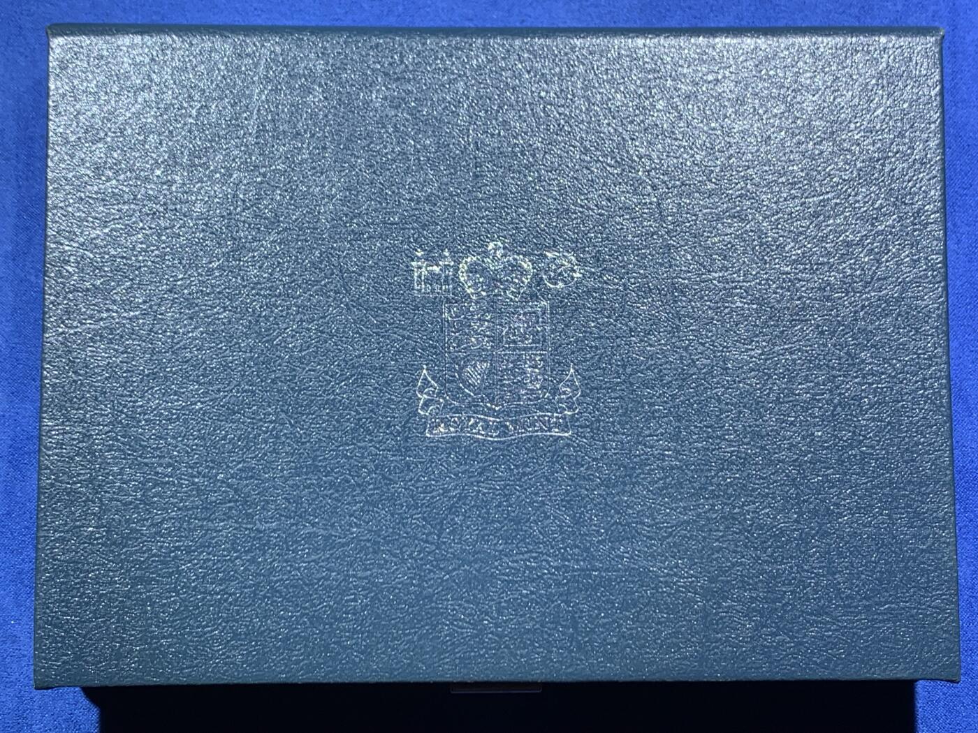 《竞宝斋》第466场 周日，周一 2场连拍 （全场包邮）欢迎送拍 英国1983年精制套币，带1枚1英镑不列颠盾徽精制纪念币，8枚币，盒证齐全，品相精美，高档盒装