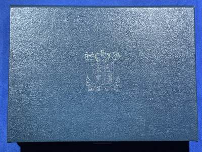 《竞宝斋》第466场 周日，周一 2场连拍 （全场包邮）欢迎送拍 - 英国1983年精制套币，带1枚1英镑不列颠盾徽精制纪念币，8枚币，盒证齐全，品相精美，高档盒装