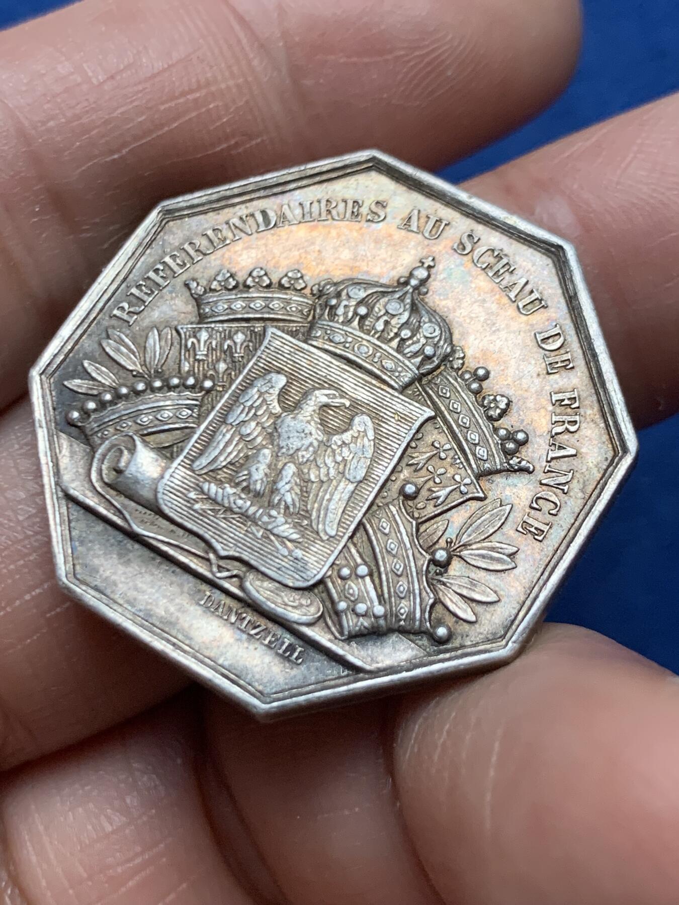 《竞宝斋》第466场 周日，周一 2场连拍 （全场包邮）欢迎送拍 法国帝国之鹰盾徽 法国拿破仑三世银质八角代币，少见品种 。手指边铭，该八角为法国官方机构所铸造的纪念章，用于彰显皇帝权威及国家重要部门的荣誉。铭文显示其与“法国御玺官”，正面刻有拿破仑三世的左侧肖像，周围铭文为 “NAPOLÉON III EMPEREUR”，直径：30.8mm，重量：15.12g