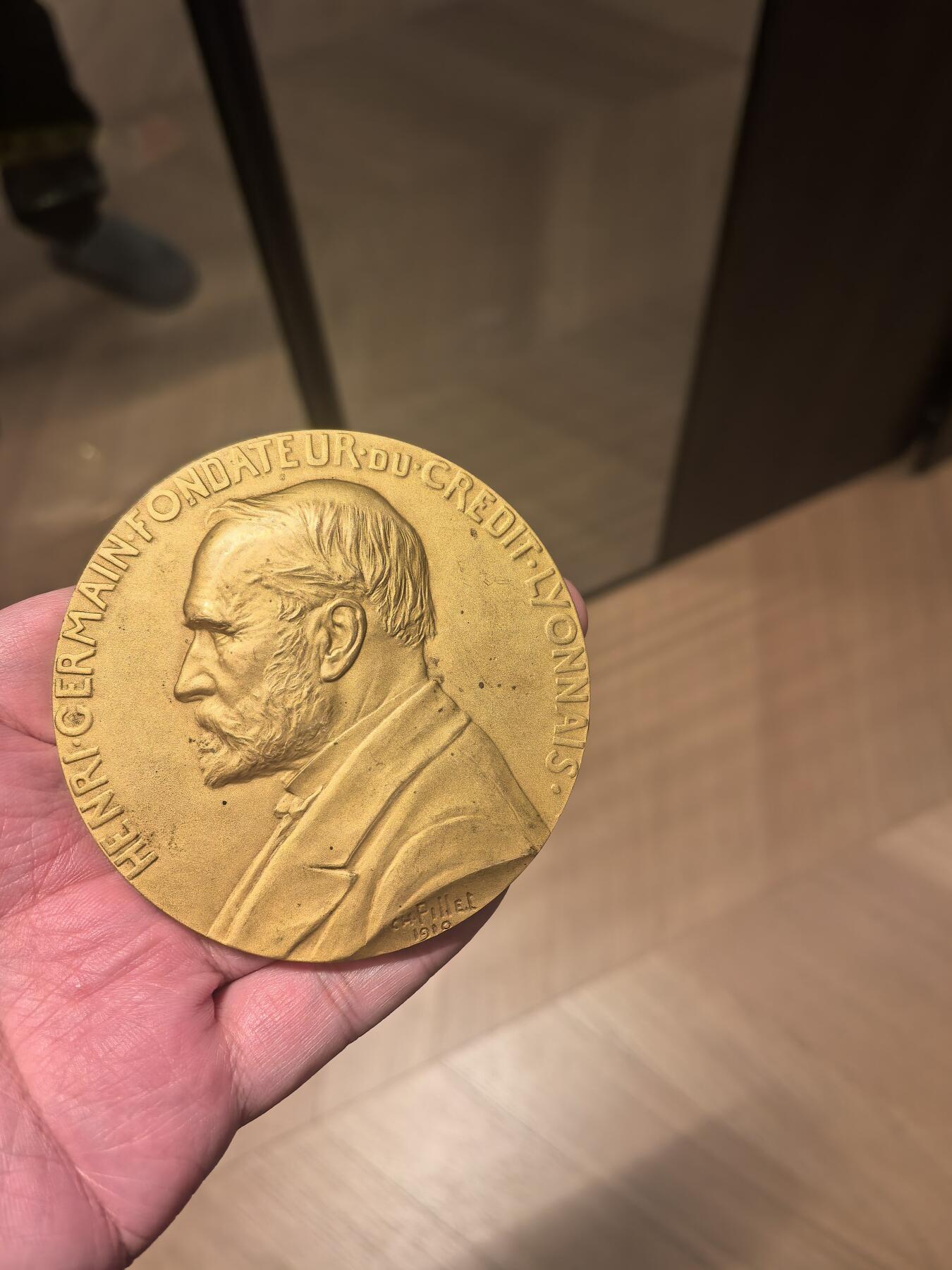 欧洲铜章和回流杂项第一场 欧洲铜章 铜章深度解析：里昂信贷银行创始人亨利·热尔曼纪念铜章 这枚铜章是为了纪念法国里昂信贷银行（Crédit Lyonnais）的创始人 亨利·热尔曼（Henri Germain） 而创作的，由著名雕刻家 夏尔·皮列（Charles Pillet） 于1910年完成