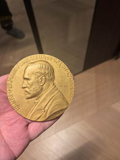 欧洲铜章和回流杂项第一场 - 欧洲铜章 铜章深度解析：里昂信贷银行创始人亨利·热尔曼纪念铜章 这枚铜章是为了纪念法国里昂信贷银行（Crédit Lyonnais）的创始人 亨利·热尔曼（Henri Germain） 而创作的，由著名雕刻家 夏尔·皮列（Charles Pillet） 于1910年完成