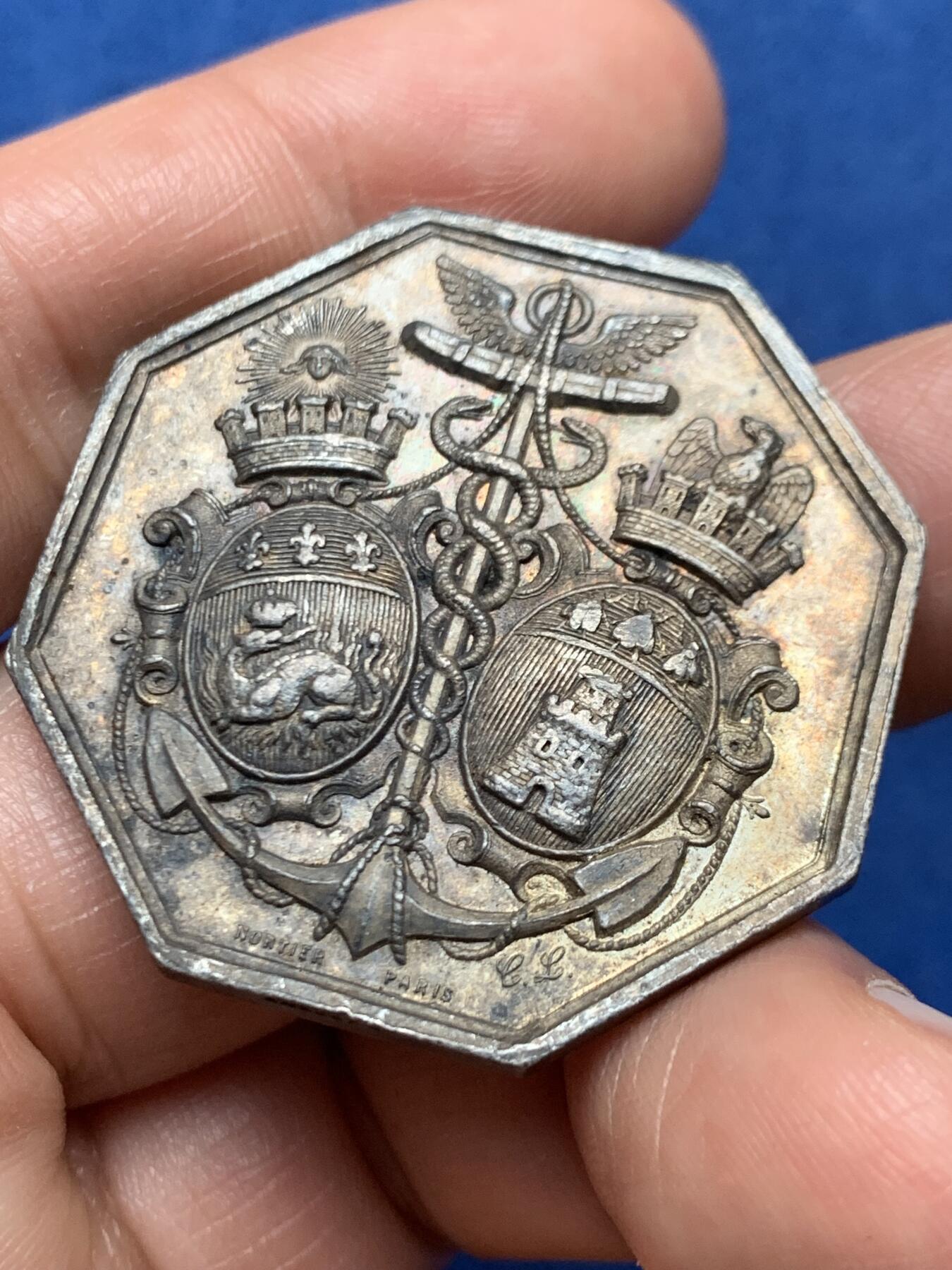 《竞宝斋》第466场 周日，周一 2场连拍 （全场包邮）欢迎送拍 法国1862年巴黎蒸汽船公司在诺曼底港口的银质通行证 正面是勒阿弗尔和翁夫勒的徽章 1882年使用 蜜蜂银标 25.05克 37.5mm