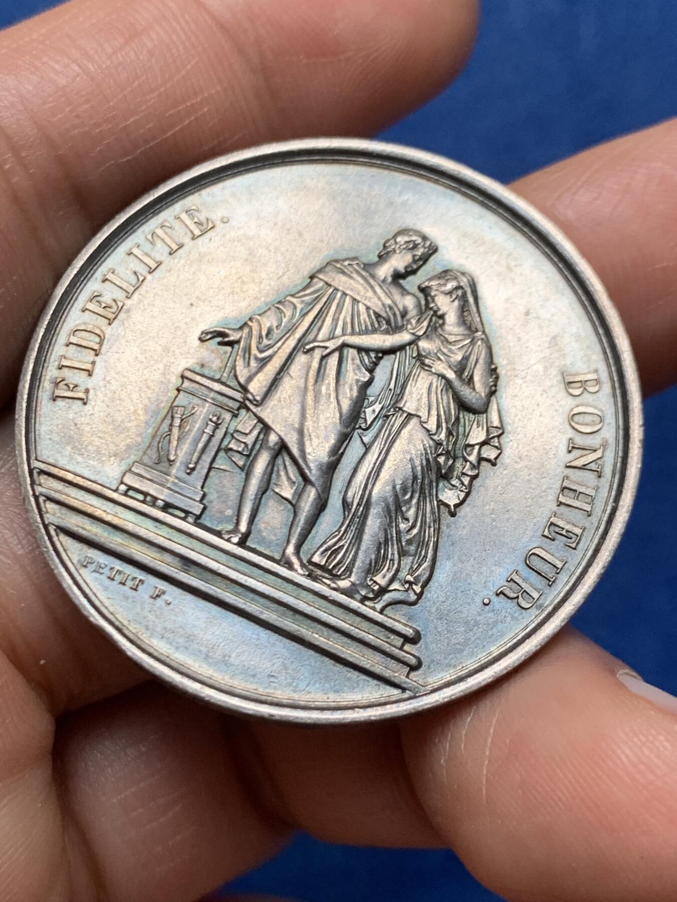《竞宝斋》第466场 周日，周一 2场连拍 （全场包邮）欢迎送拍 法国结婚纪念银章，25.03g，39mm，手指银标边铭。