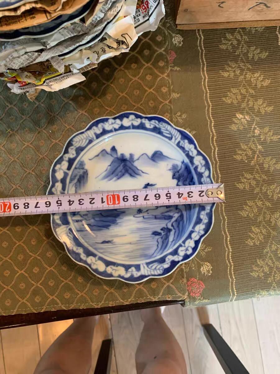 欧洲铜章和回流杂项第一场 日本明治至大正时期“谦”字款青花山水花口盘 这是一套8件**日本明治至大正时期（约清末民初）**的青花山水花口盘，属于日本有田烧（伊万里瓷）的范畴，由名为“谦”的工匠或窑口制作。