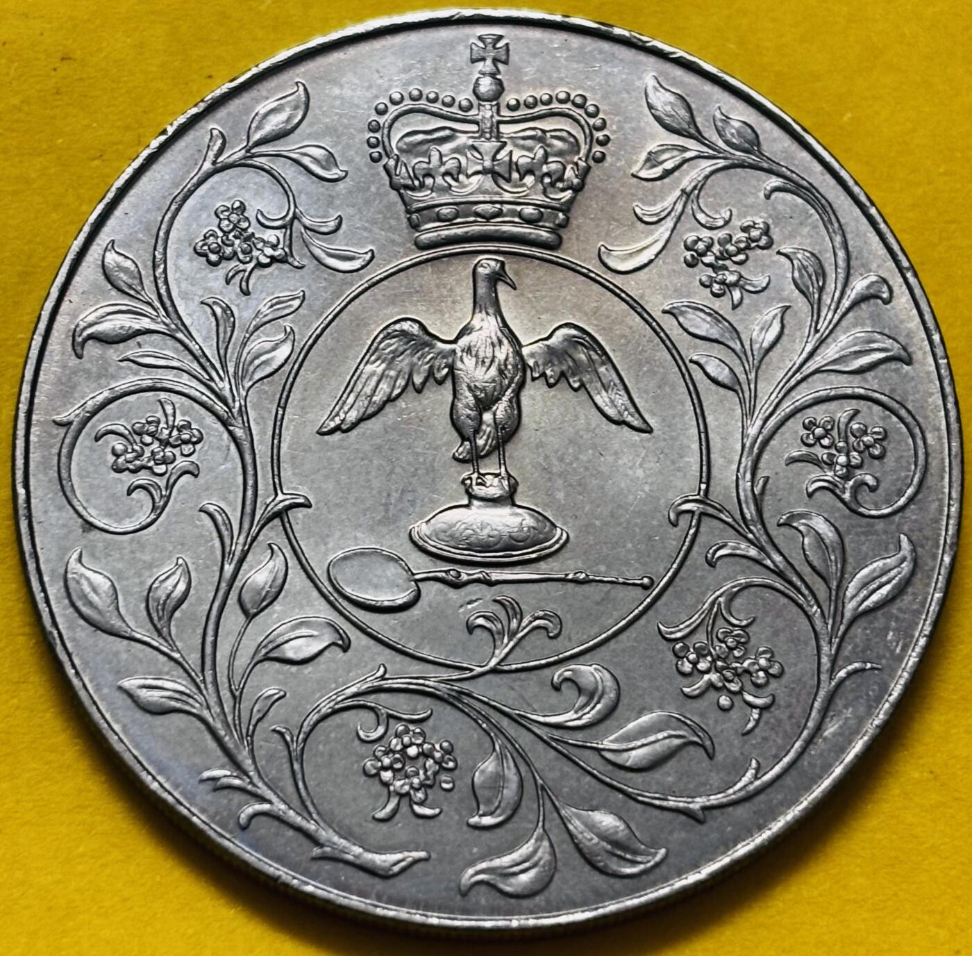 文馨钱币收藏第 295 场，（元宵场）各种银币散币纪念章，长期接代拍业务 原光带证 1977 年英国女王登基 25 周年克朗纪念币