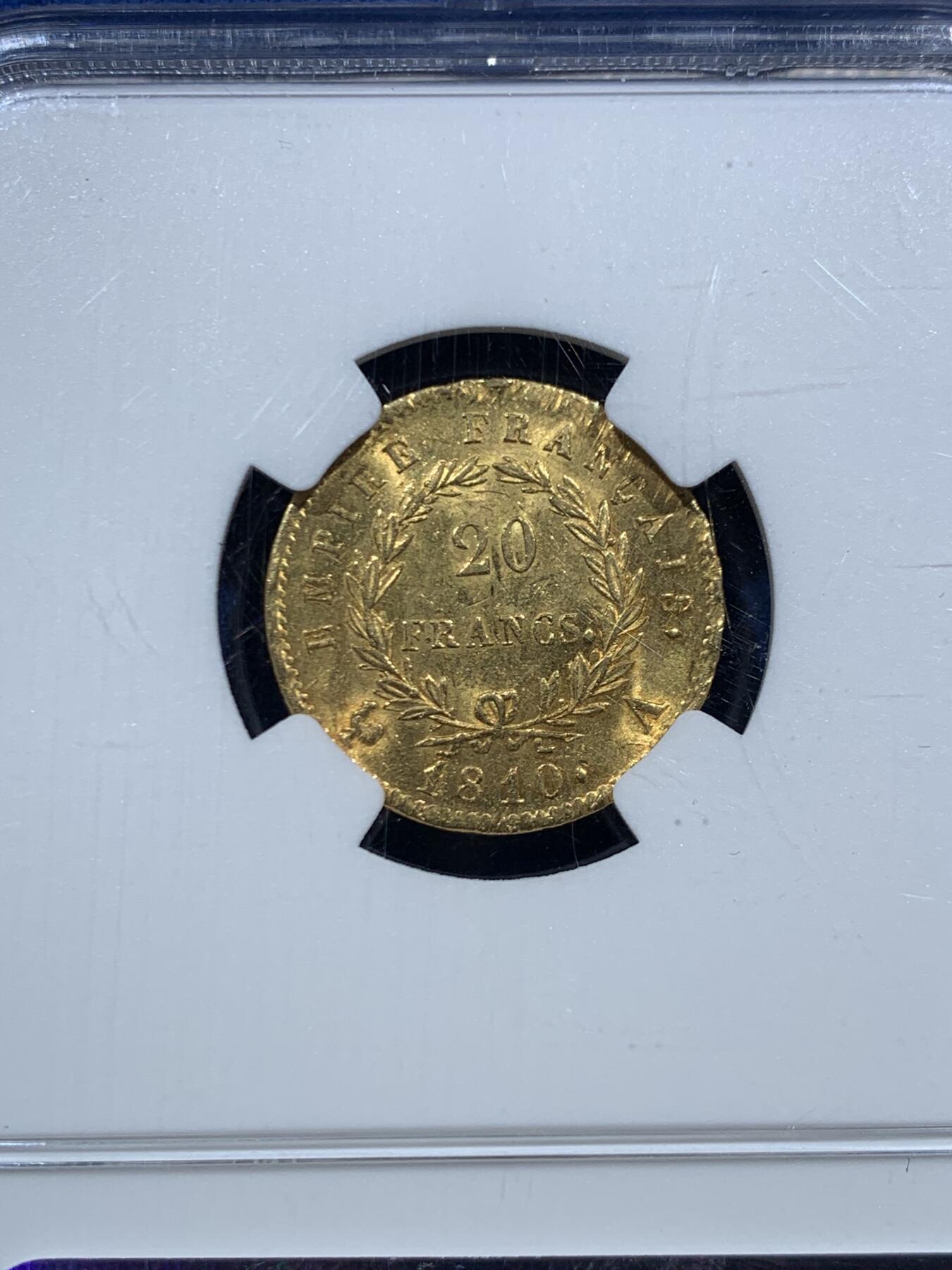 《竞宝斋》第466场 周日，周一 2场连拍 （全场包邮）欢迎送拍 NGC MS64 法国1810年拿破仑一世20法郎金币，900金，6.45克，精品收藏级，拿皇金币作为流通金币好品难得，1810为较少的发行年份，达到这个状态的更是佼佼者，一直是国内外的热门品种且持续上涨。正反面图案清晰，压力足，实物金光灿灿，满转光，一级品相，收藏观赏性很好。