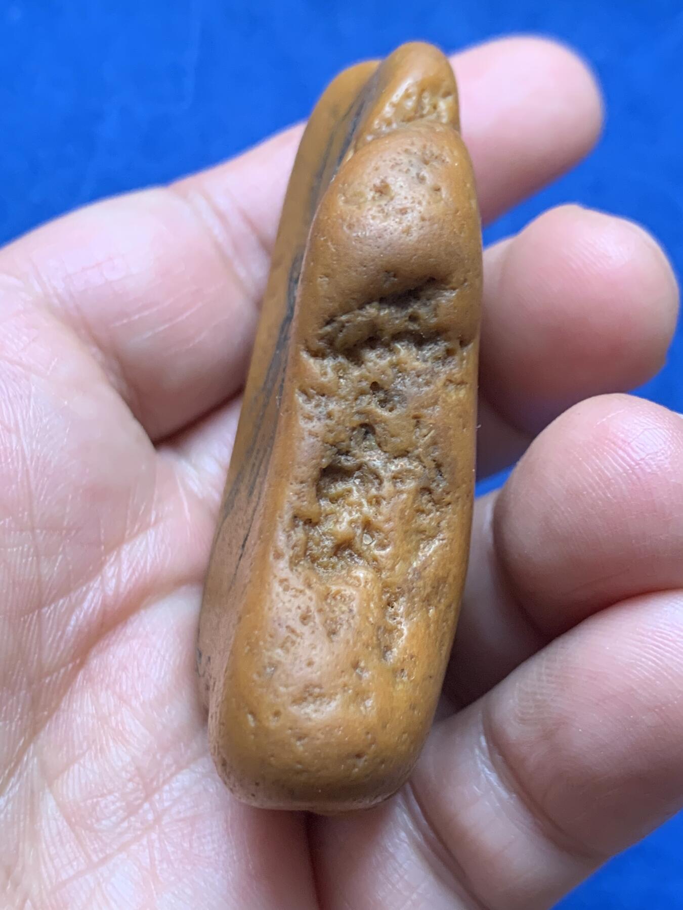 《竞宝斋》第466场 周日，周一 2场连拍 （全场包邮）欢迎送拍 黄蜡石石雕·观音 手把件，背面心经，重79.7克，皮壳糙手，适合手搓