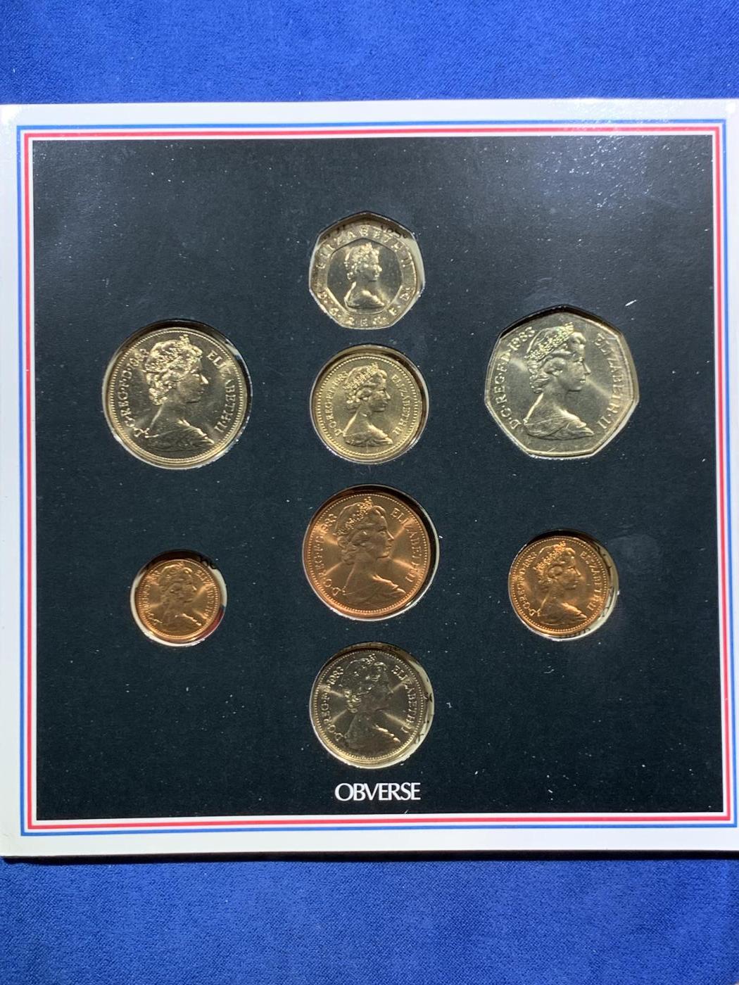 《竞宝斋》第466场 周日，周一 2场连拍 （全场包邮）欢迎送拍 英国1983年套币册 新1镑发行首年 精美纹章盾徽漂亮 1/2便士的最后几年 册证齐全 细节见图