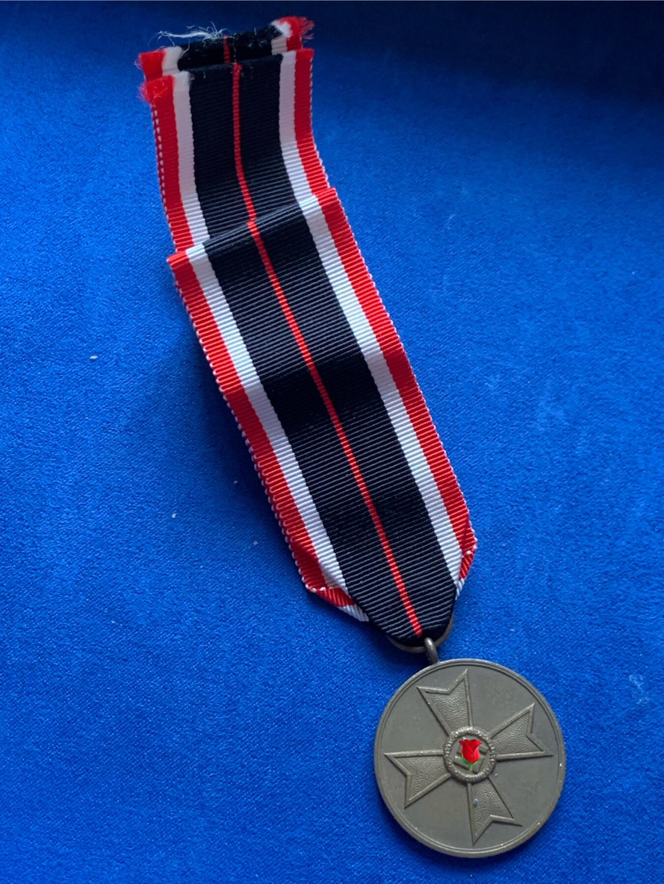 《竞宝斋》第466场 周日，周一 2场连拍 （全场包邮）欢迎送拍 德国1939年战功十字奖章，好品超长绶带，总重约17.2克