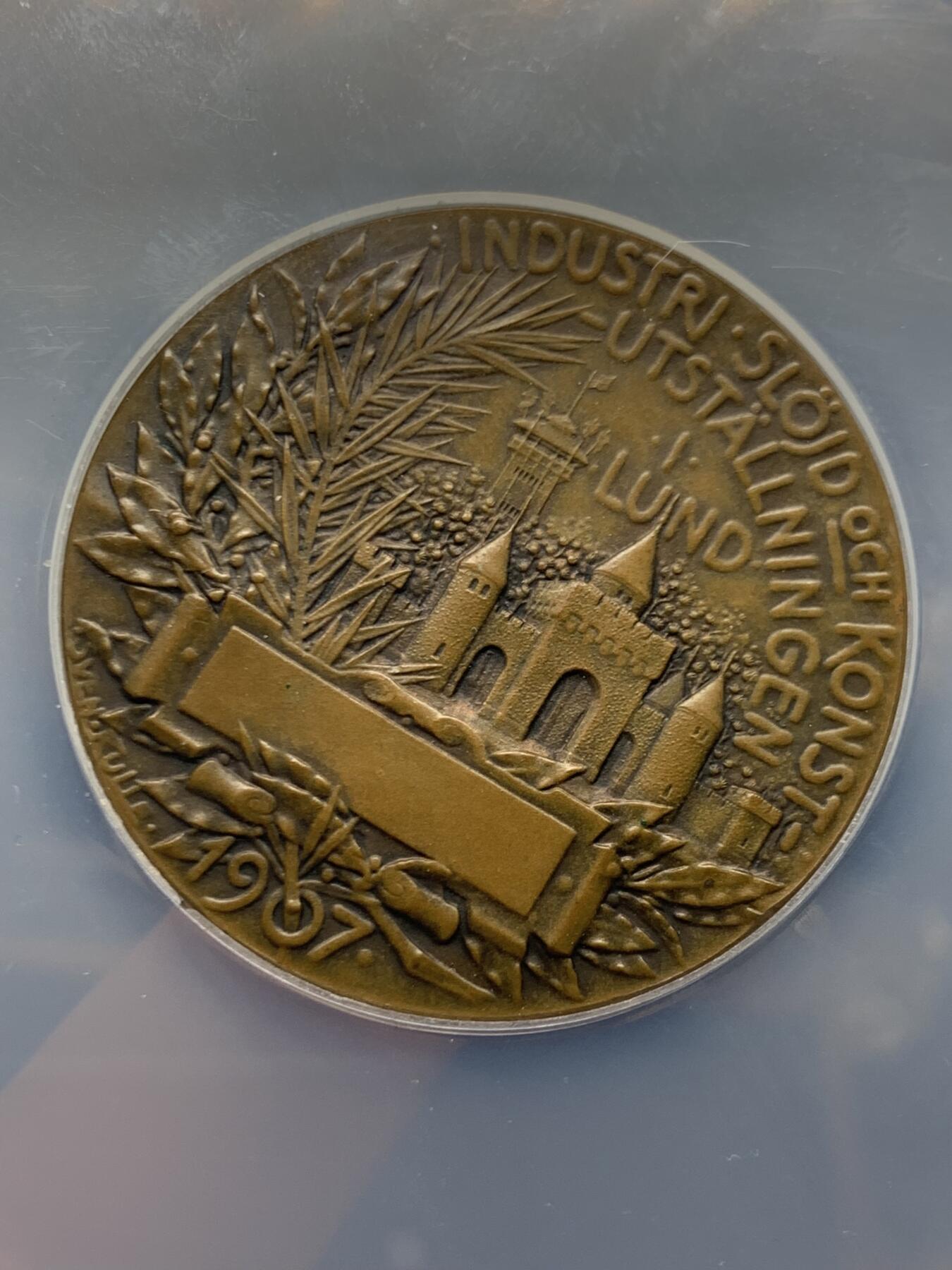 《竞宝斋》第466场 周日，周一 2场连拍 （全场包邮）欢迎送拍 NGC MS64BN 瑞典1907年艺术与工业博览会大铜章，46毫米，高分，加大盒封装。