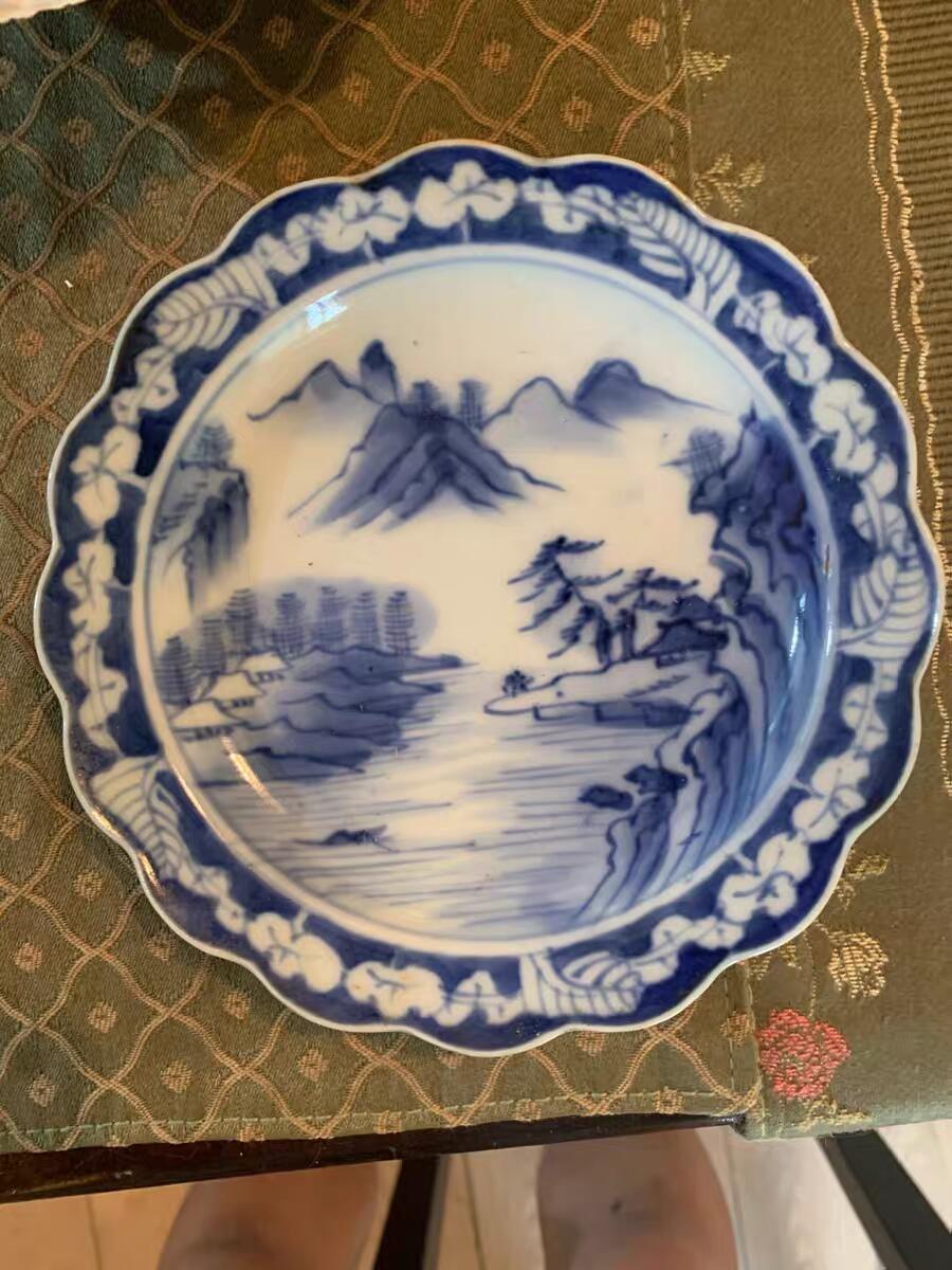 欧洲铜章和回流杂项第一场 日本明治至大正时期“谦”字款青花山水花口盘 这是一套8件**日本明治至大正时期（约清末民初）**的青花山水花口盘，属于日本有田烧（伊万里瓷）的范畴，由名为“谦”的工匠或窑口制作。