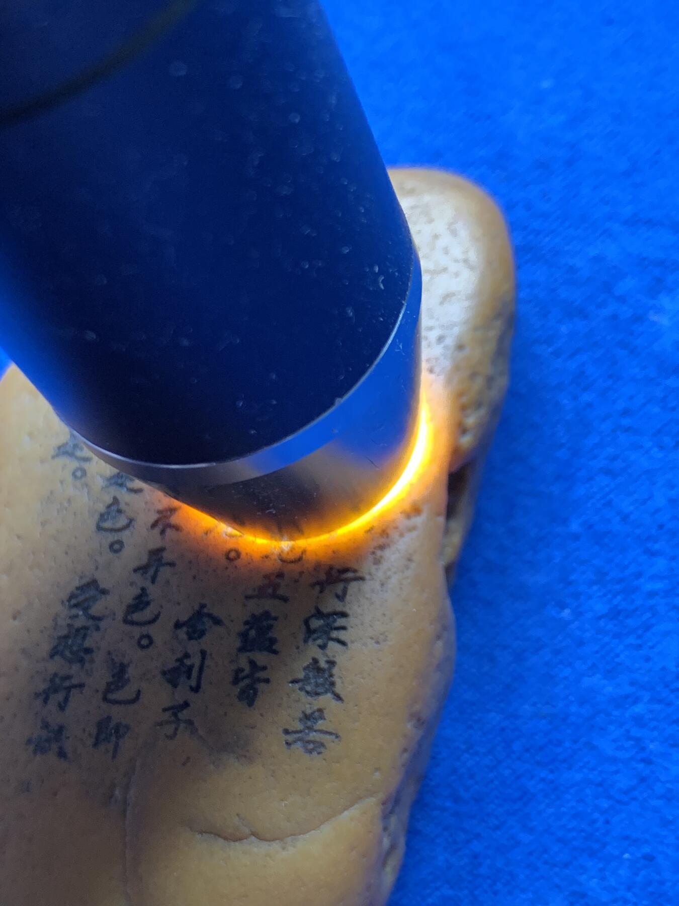 《竞宝斋》第466场 周日，周一 2场连拍 （全场包邮）欢迎送拍 黄蜡石石雕·观音 手把件，背面心经，重79.7克，皮壳糙手，适合手搓