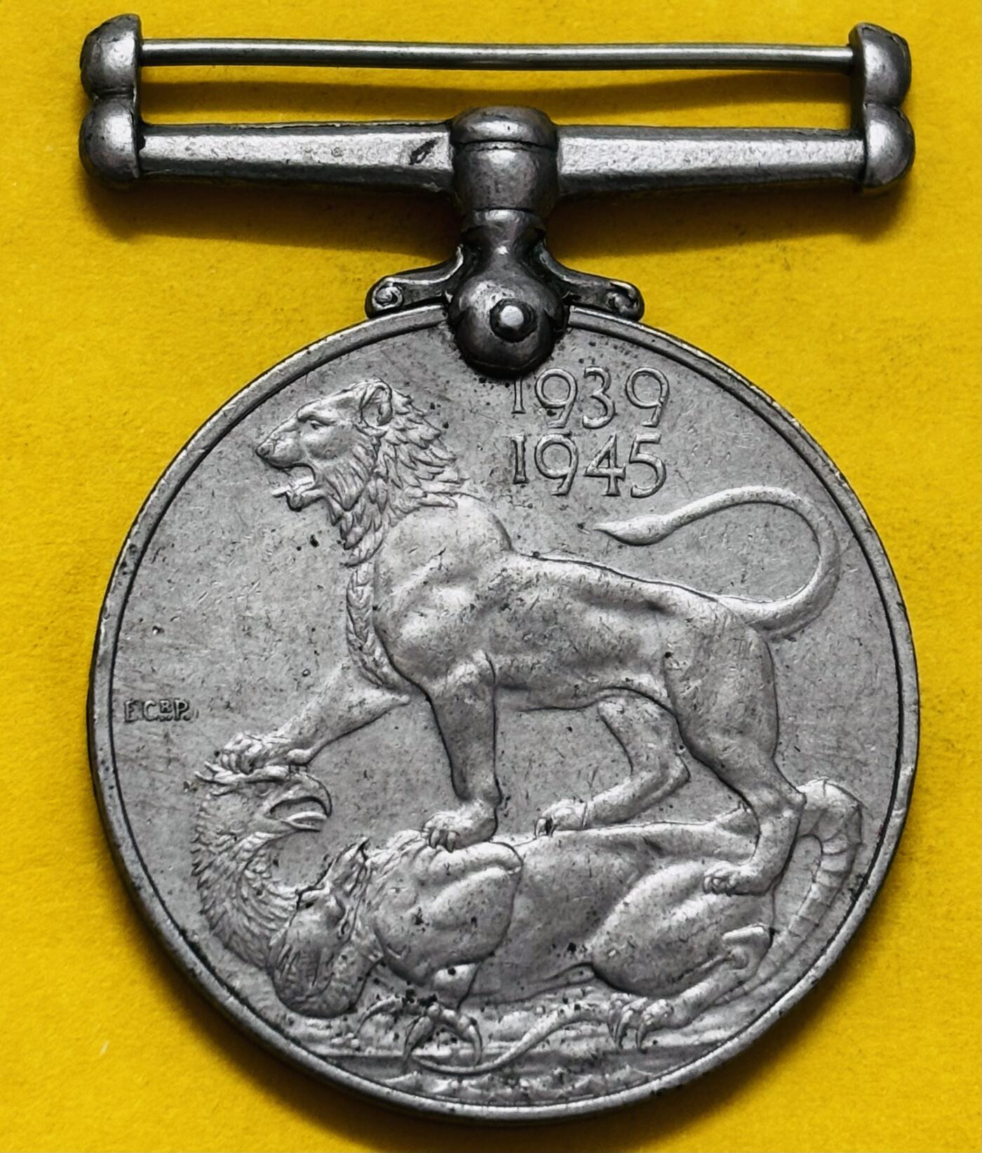 文馨钱币收藏第 295 场，（元宵场）各种银币散币纪念章，长期接代拍业务 1939-1945 年第二次世界大战服役奖章，主图案雄狮踩踏倒下双头鹰，象征英国战胜纳粹德国（鹰代表德国），具有极高的历史背景价值