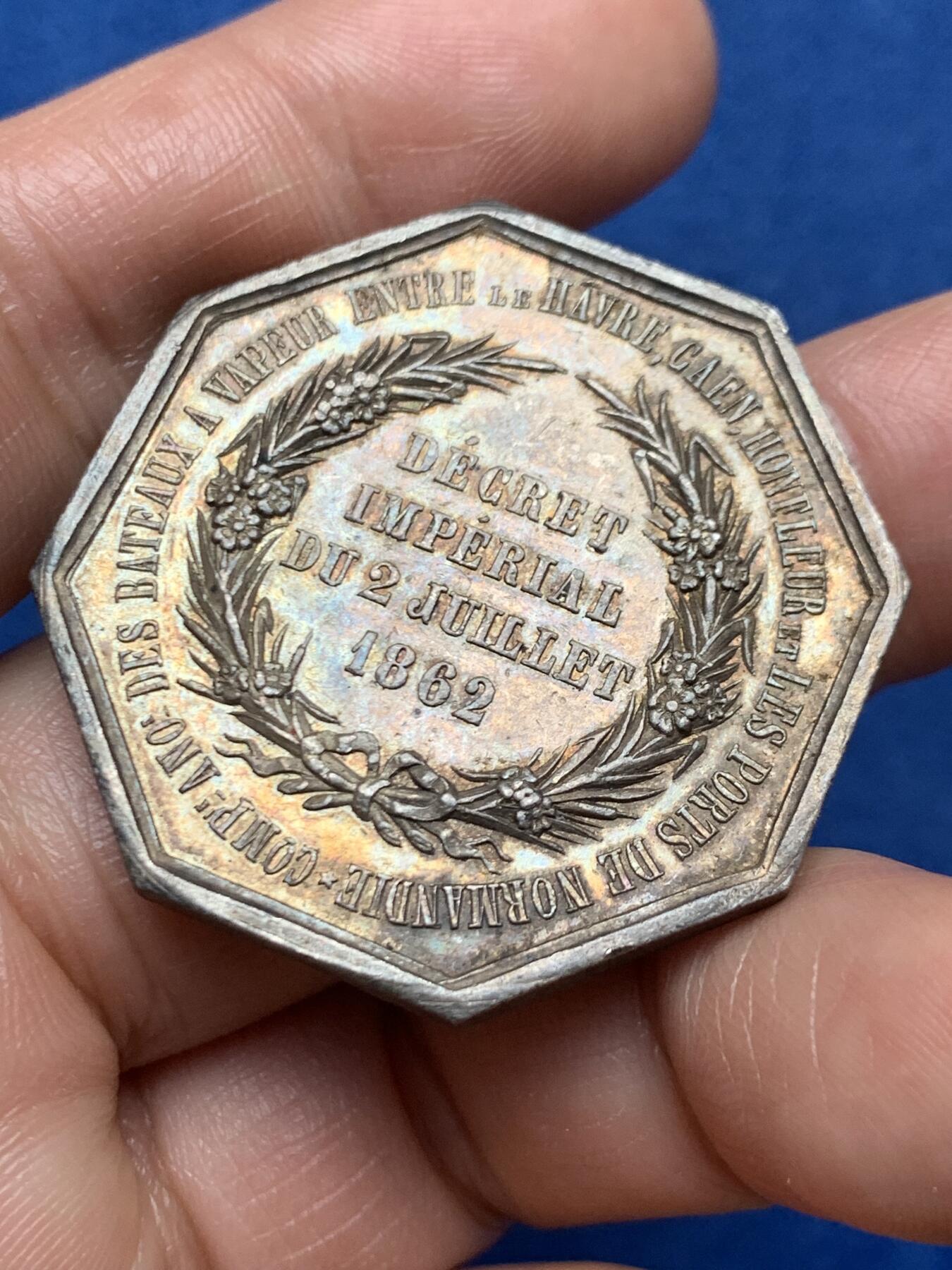 《竞宝斋》第466场 周日，周一 2场连拍 （全场包邮）欢迎送拍 法国1862年巴黎蒸汽船公司在诺曼底港口的银质通行证 正面是勒阿弗尔和翁夫勒的徽章 1882年使用 蜜蜂银标 25.05克 37.5mm