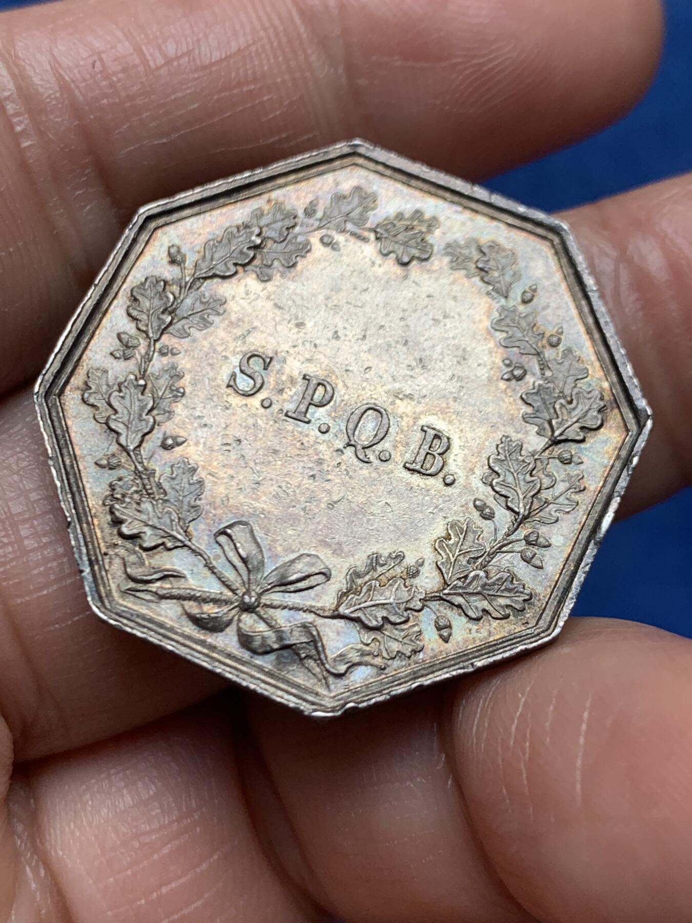 《竞宝斋》第466场 周日，周一 2场连拍 （全场包邮）欢迎送拍 八角代币 大天使圣米迦勒屠魔，早期原铸无边铭，材质 950银，重量11.8g，尺寸31mm