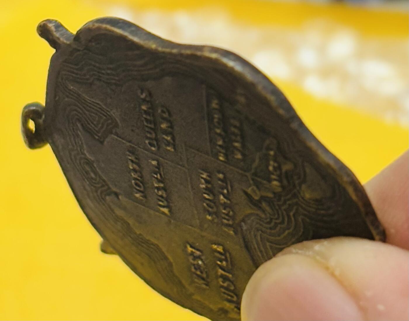 文馨钱币收藏第 295 场，（元宵场）各种银币散币纪念章，长期接代拍业务 1888 年澳大利亚开埠百年纪念章，中心人物库克船长海军军服侧面肖像，主题是纪念库克船长 1770 年发现澳大利亚东海岸一百周年，详情看图