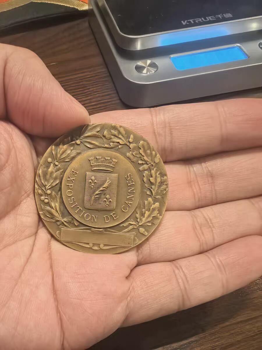 欧洲铜章和回流杂项第一场 法国“AV MERITE”戛纳博览会铜质奖章 这是一枚为1900年左右在法国戛纳举办的欧洲博览会（Exposition Européenne de Cannes）而颁发的铜质功绩奖章，由著名雕刻师Oscar Roty（奥斯卡·罗蒂）设计。