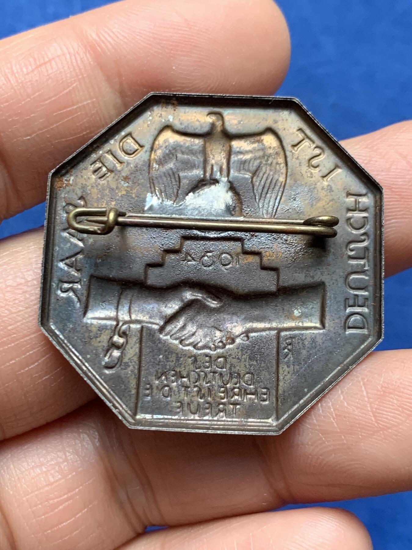 《竞宝斋》第466场 周日，周一 2场连拍 （全场包邮）欢迎送拍 德国第三帝国萨尔地区光复八角型胸章，3.8克，37.2mm，稀少品。版本细节见图