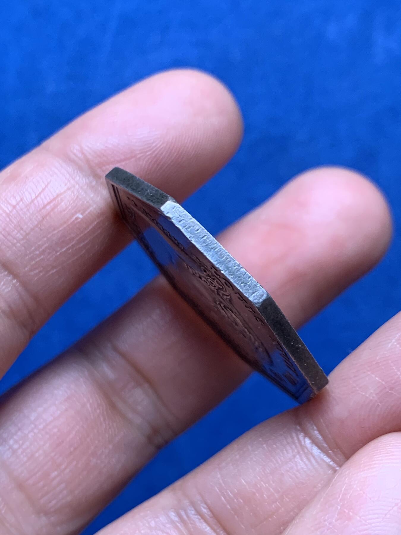 《竞宝斋》第466场 周日，周一 2场连拍 （全场包邮）欢迎送拍 法国路易十八最高法院银质代币，早期无边铭，边缘铭文为意为“法国和纳瓦拉国王路易十八”。背面则刻有拉丁语，意为“法律，为正直者和法律专家”以及法语，意为“国王议会和最高法院的律师”。直径：34mm，重：16.85g。