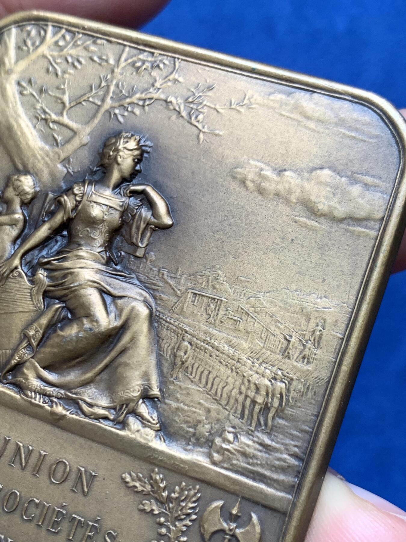 《竞宝斋》第466场 周日，周一 2场连拍 （全场包邮）欢迎送拍 法国凯旋门马赛曲双面浮雕大铜章 好品 重约111.4克 52*70.9mm 三角铜标