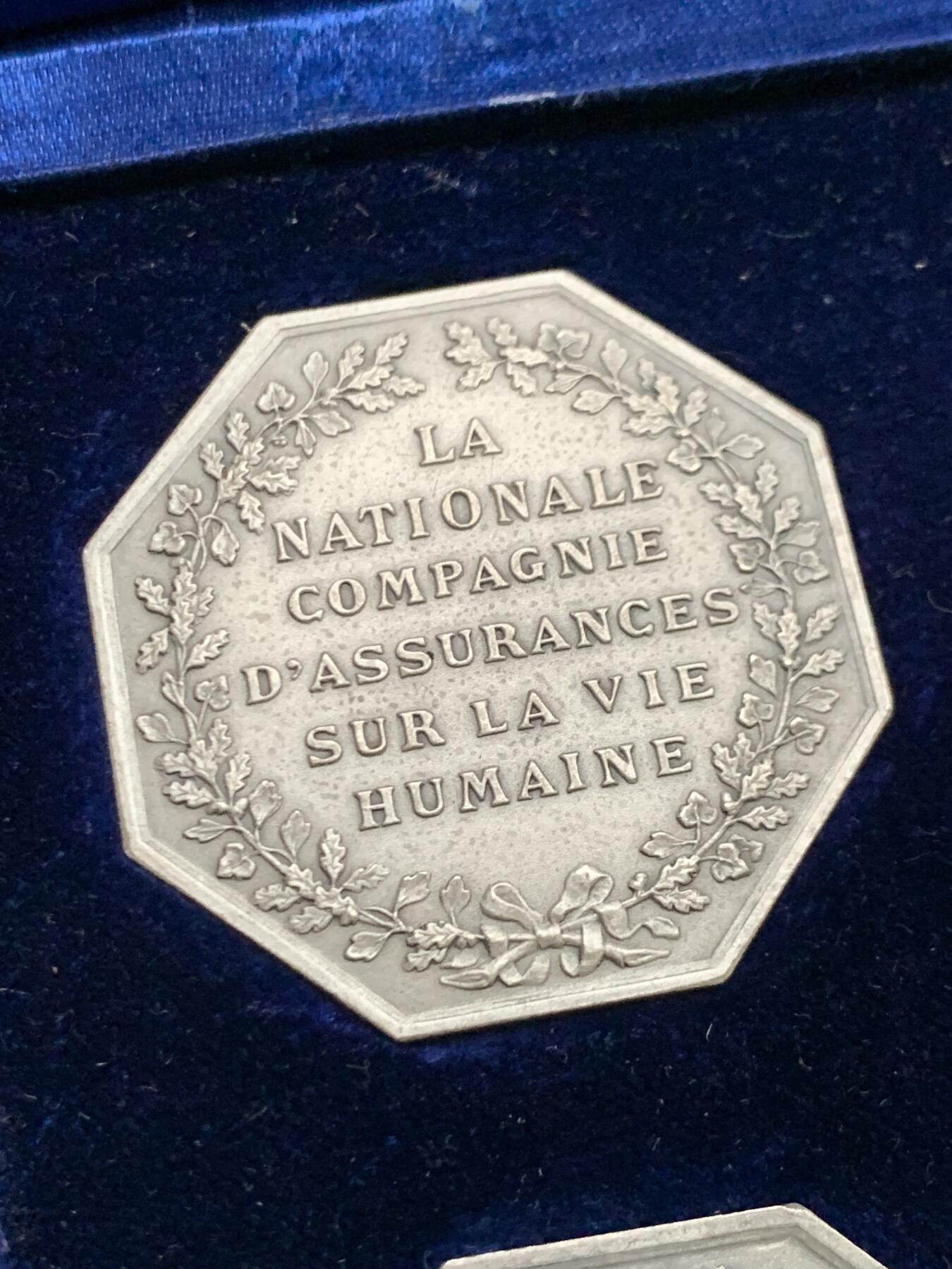《竞宝斋》第466场 周日，周一 2场连拍 （全场包邮）欢迎送拍 法国人寿保险公司银质八角代币 4枚装 皮盒套装 出厂品相 皇家保险银质奖章 正面中央铭文
