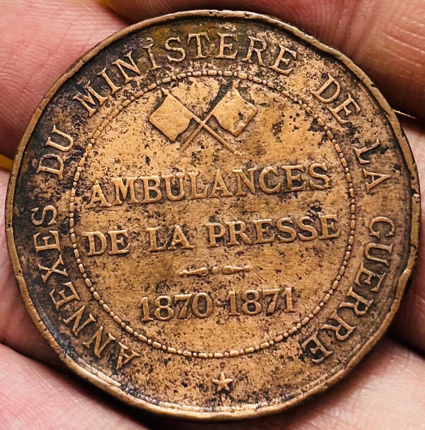 文馨钱币收藏第 295 场，（元宵场）各种银币散币纪念章，长期接代拍业务 存世量极少的一枚纪念章，1870-1871 年普法战争战地记者救护纪念章。纪念在战场上从事人道主义救护工作的记者们，这是世界新闻史上最早的战地记者救护组织纪念章之一，具有极高的收藏价值，由法国战争部颁发，详情看图