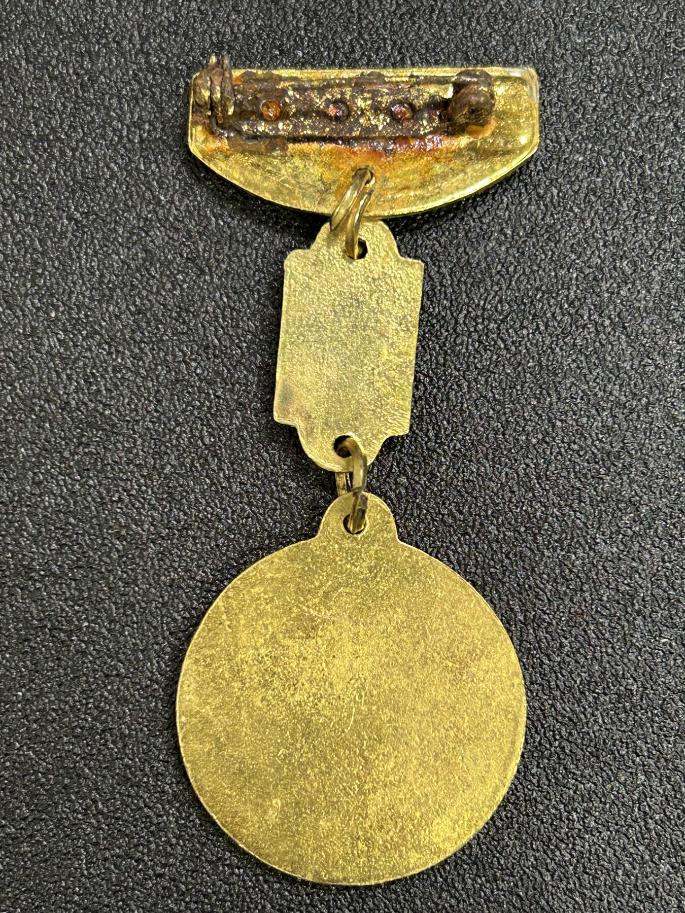 西秦中古拍卖第七十九期  伊拉克战争之母奖章  萨达姆时代 1992年1月1日设立，授予海湾战争及抗美有功的军人和平民