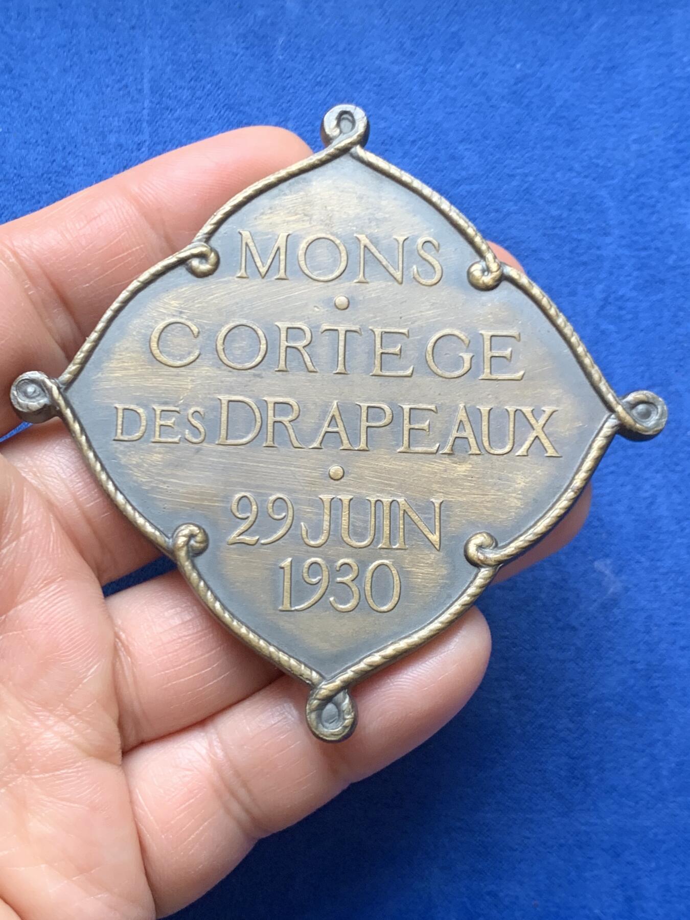 《竞宝斋》第466场 周日，周一 2场连拍 （全场包邮）欢迎送拍 1930年比利时蒙斯市旗游行纪念铜章 异形 重约87.7克 57.3mm
