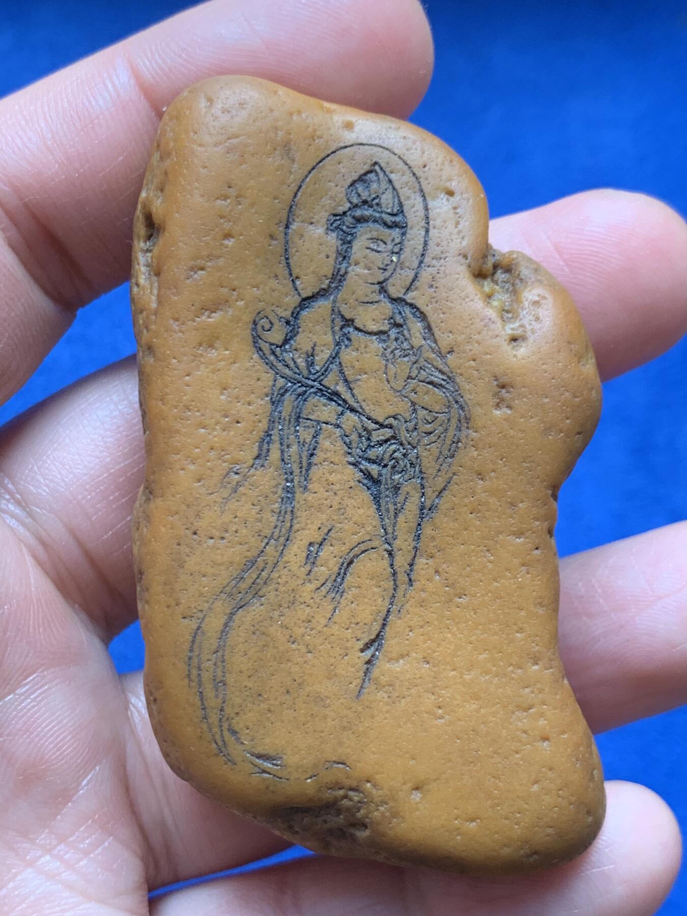 《竞宝斋》第466场 周日，周一 2场连拍 （全场包邮）欢迎送拍 黄蜡石石雕·观音 手把件，背面心经，重79.7克，皮壳糙手，适合手搓