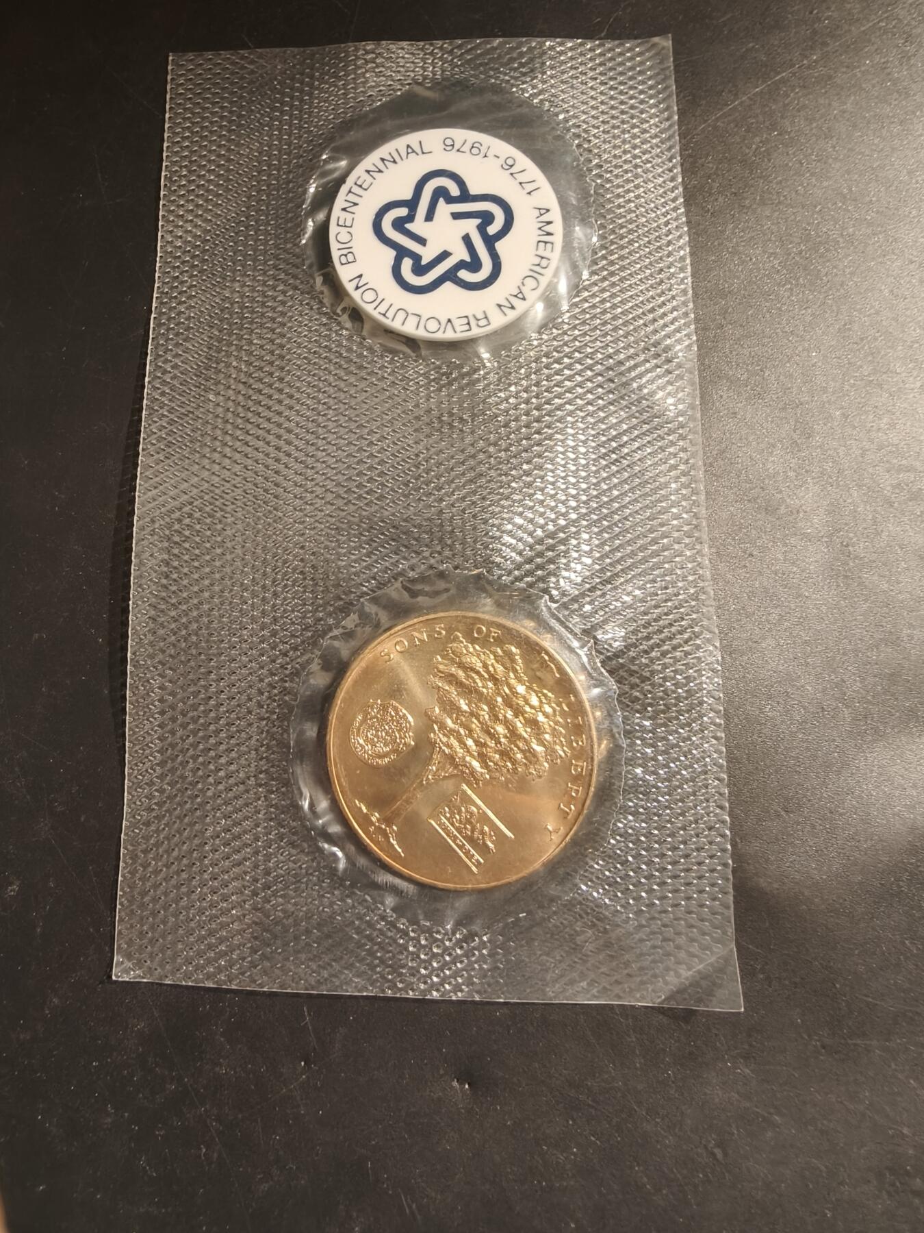 老王徽章第185期 美国建国200周年纪念章➕针插一组