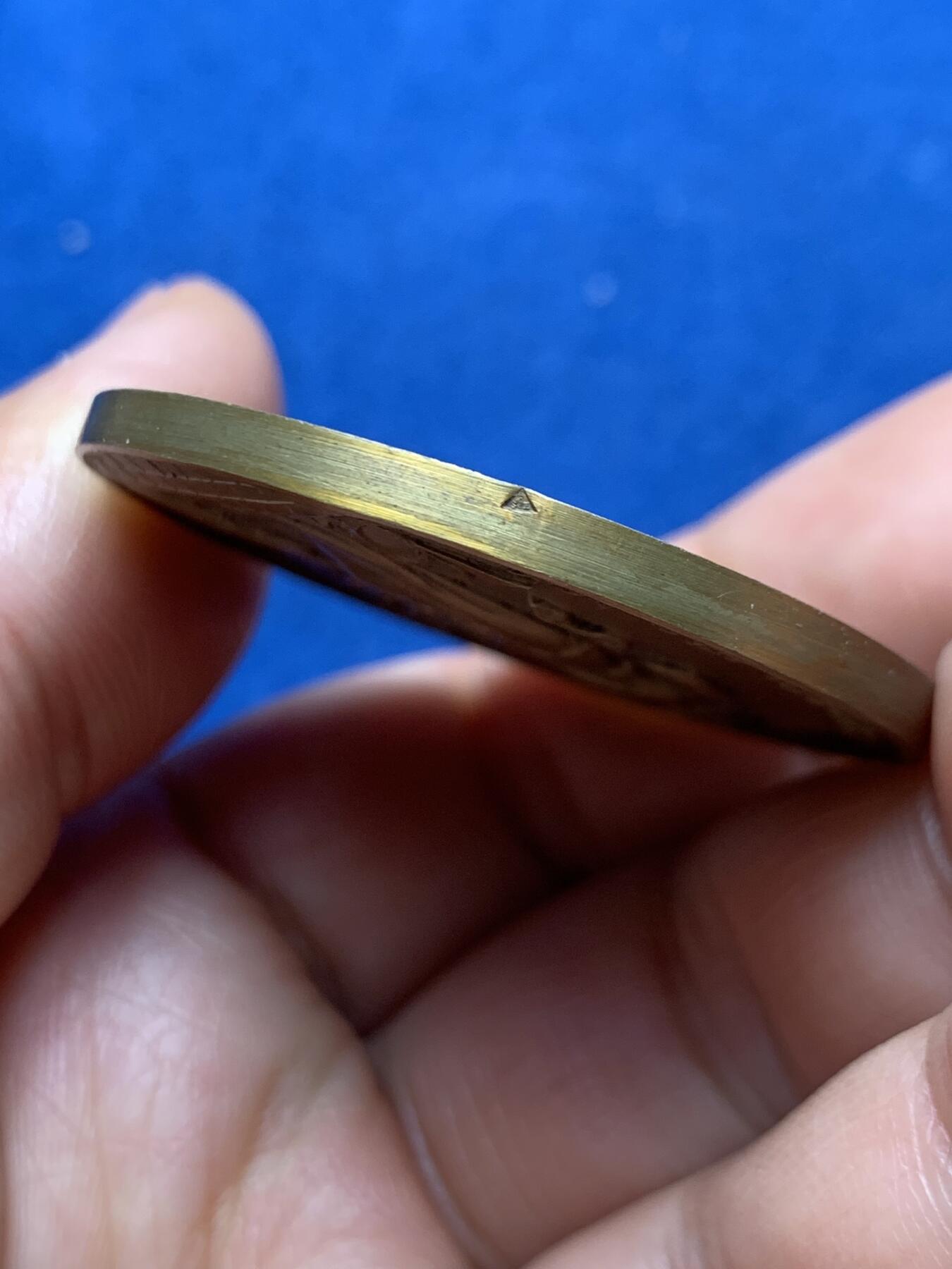 《竞宝斋》第466场 周日，周一 2场连拍 （全场包邮）欢迎送拍 法国雷恩市音乐节铜章 34.7克 42.3mm 三角边铭