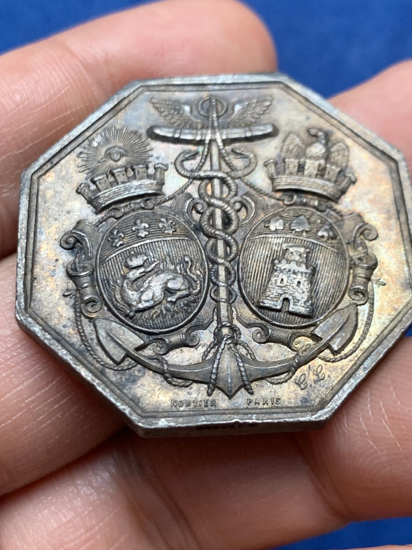 《竞宝斋》第466场 周日，周一 2场连拍 （全场包邮）欢迎送拍 法国1862年巴黎蒸汽船公司在诺曼底港口的银质通行证 正面是勒阿弗尔和翁夫勒的徽章 1882年使用 蜜蜂银标 25.05克 37.5mm